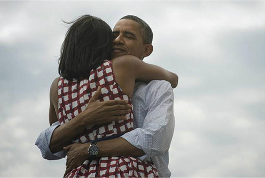 Tento snímek láskyplného objetí prezidentského páru zveřejnil Barack Obama na svém twitterovém účtu krátce po oznámení odhadů výsledků prezidentských voleb. (Převzato z agentury AP)