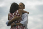 Tento snímek láskyplného objetí prezidentského páru zveřejnil Barack Obama na svém twitterovém účtu krátce po oznámení odhadů výsledků prezidentských voleb. (Převzato z agentury AP)