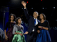Staronový prezident se svou manželkou a dětmi mává v Chicagu voličům, kteří ho ve volbách podpořili. (Foto: ČTK/AP)