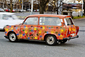 Trabant 601 kombi v barvách ve stylu hippies. (Foto: ČTK)