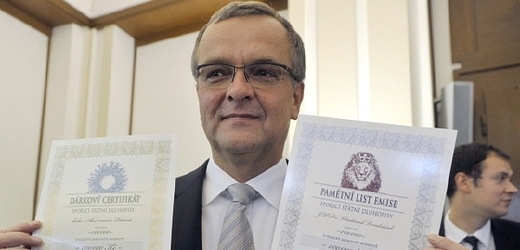 Ministr financí Miroslav Kalousek hodlá kvůli velkému zájmu o spořící státní dluhopisy prodloužit upisovací období až do konce listopadu.