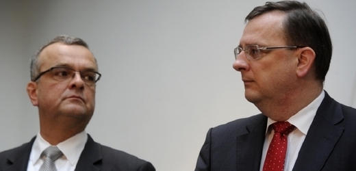 Ministr financí Miroslav Kalousek (vlevo) a předseda vlády Petr Nečas (vpravo).