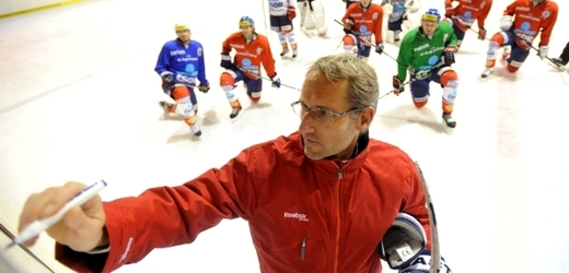 Trenér Mojmír Trličík ve středu poprvé vedl hokejisty Pardubic, které převzal po svém odvolání z Vítkovic a u týmu úřadujícího mistra nahradil propuštěného Pavla Hynka.