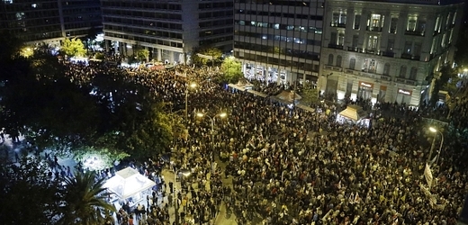 Demonstraci proti úsporám svolaly velké řecké odbory, opoziční radikální levice a komunisté.
