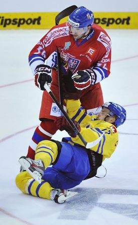 Petr Čáslava (nahoře) v tvrdém souboji s Melkerem Karlssonem ze Švédska.