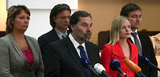 Věci veřejné (zleva):Jana Drastichová, Otto Chaloupka, předseda strany Radek John, šéfka poslaneckého klubu strany Kateřina Klasnová a poslanec Michal Babák.