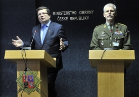 Ministr obrany Alexandr Vondra (vlevo).