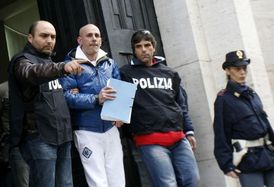 Policie v Miláně vede jednoho z místních mafiánských bosů Sebastiana Tuttiho.