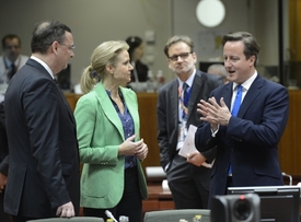 Británie navýšení rozpočtu EU odmítá, Dánsko chce pro změnu rabat po jejím vzoru. Na snímku britský premiér Davdi Cameron (vpravo) s dánskou premiérkou Helle Thorning-Schmidtovou a Petrem Nečasem.