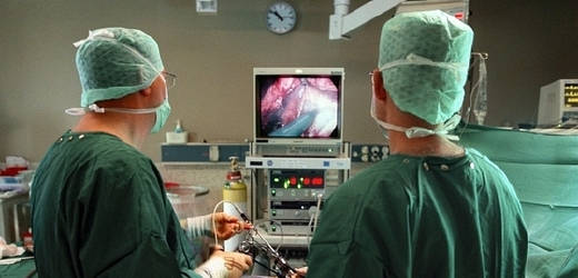 Na unikátních operacích pracovaly dva týmy - jeden odebíral ledvinu dárcům, druhý štěpy voperoval příjemcům (ilustrační foto).