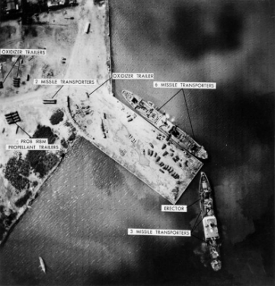 Špionážní fotografie USA. Rusové nakládají na loď své rakety v kubánském přístavu Marila 6. listopadu 1962.