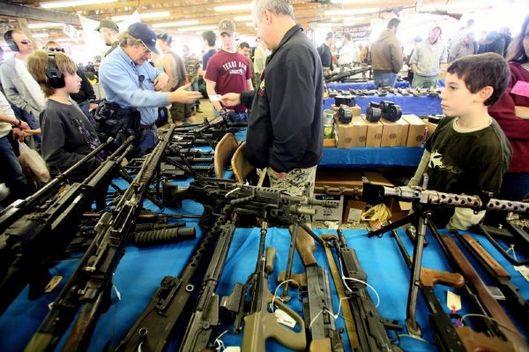 Je libo AK-47? Nebo nějaký kulomet? Knob Creek Gun Range je údajně největší veletrh zbraní pro civilisty v USA.