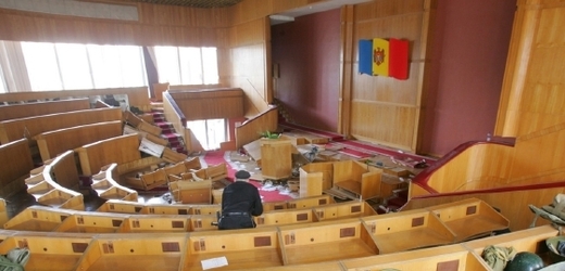 Takto nevypadal moldavský parlament po rvačce, ale při nepokojích v roce 2009.