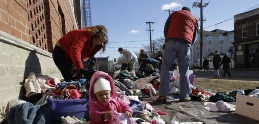 Bouře Sandy potrápila americké pobřeží a vyhnala tisíce obyvatel New Yorku z jejich domovů.