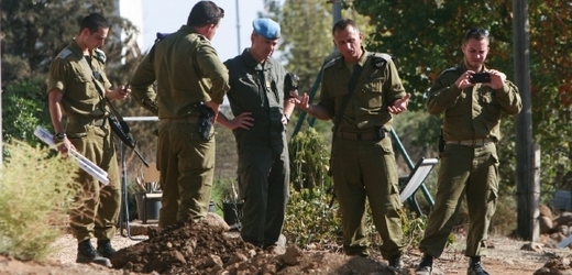 Izraelští vojáci a příslušníci jednotek OSN na místě, kam dopadly syrské střely.