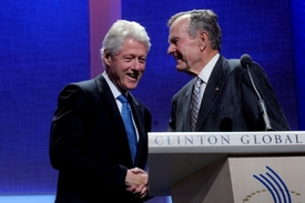 Vrátí se do Bílého domu osvědčené jméno? Na snímku Bill Clinton (vlevo) s Georgem Bushem starším.