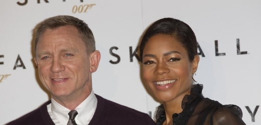 Daniel Craig a jeho "Bond girl" Naomie Harris.
