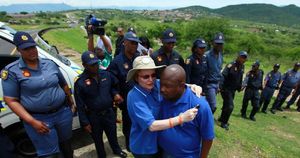 Členové opoziční DA se marně snaží dostat k Zumově rodné vesnici.
