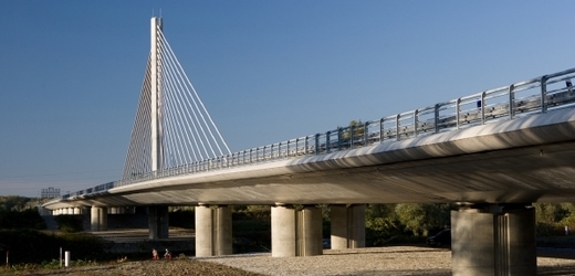 Zavěšený most na D47 přes řeku Odru a Antošovické jezero.