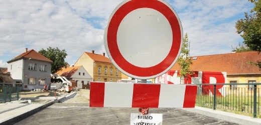 Mezi Štěchovicemi a Davlí v sobotu začala šestidenní uzavírka silnice (ilustrační foto).