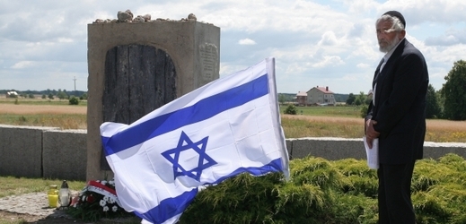 Pomník v Jedwabnem na památku zavraždění nejméně 340 Židů.