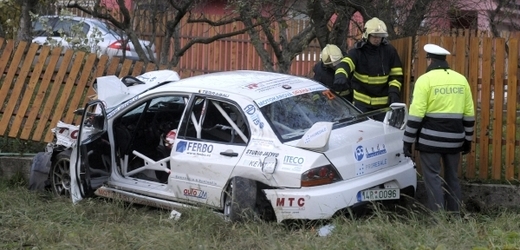 Havárie vozu Mitsubishi Lancer si vyžádala čtyři oběti.