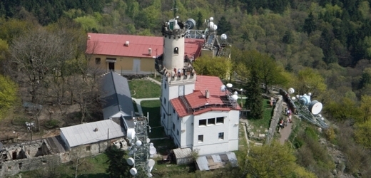 Observatoř a rozhledna na Milešovce, nejvyšším vrcholu Českého středohoří.