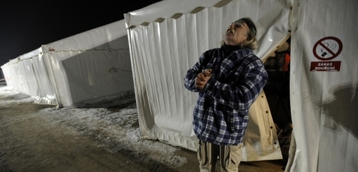 Pro lidi bez domova budou i letos v zimě v Praze připraveny speciální vyhřívané stany.