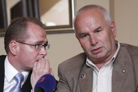 Michael Bartončík (vlevo) obhajoval například bývalého tajemníka radnice ve Znojmě Vladimíra Krejčíře podezřelého z korupce.