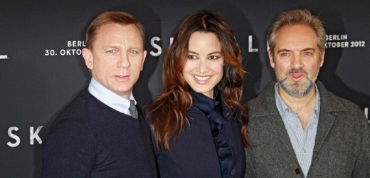 Zleva: Daniel Craig, Berenice Marlohe a režisér Sam Mendes.