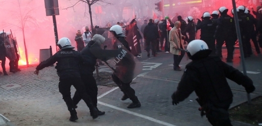 Nejméně šest policistů utrpělo během demonstrace zranění.