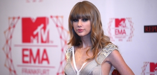 Nejlepší zpěvačkou byla překvapivě vyhlášena Taylor Swiftová.