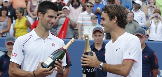 Novak Djokovič (vlevo) vyzve ve finále Turnaje mistrů šestinásobného vítěze Rogera Federera.