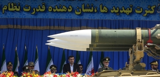 Íránský prezident Ahmadínežád se kochá raketami země-vzduch na zářijové vojenské přehlídce.