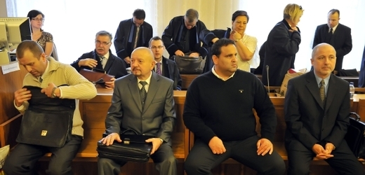 Na snímku jsou obžalovaní (zleva) Eduard Slanina, Milan Vítek, Eduard Polák a Rudolf Setvák. Vpravo vzadu je Roman Procházka.