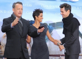 Tom Hanks a Halle Berry na premiéře snímku Atlas mraků v Berlíně.