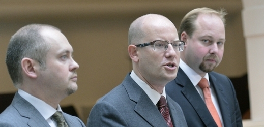 ČSSD nehodlá bránit přijetí vládního daňového balíčku obstrukcemi. Na snímku zleva Michal Hašek, Bohuslav Sobotka a Jeroným Tejc.