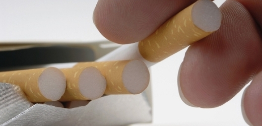 Za krabičku cigaret si kuřáci připlatí přibližne o čtyři koruny (ilustrační foto).