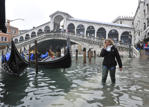 Turisté se velké vody v oblíbené italské destinaci rozhodně nezalekli.
