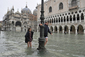 Někteří si Benátky pod vodou užívají. Vzedmutí hladiny je zde pravidelným jevem, který obvykle nastává na podzim a v zimě. V budoucnu by tomu měl čelit dlouho sporný a drahý sytém bariér.