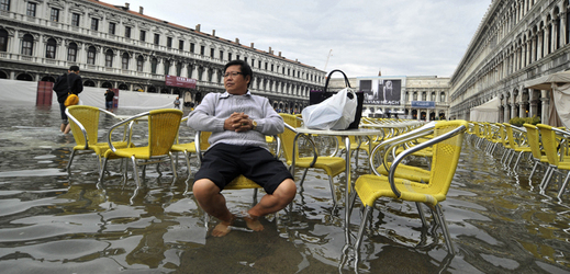 Už v polovině října byla povodeň na náměstí svatého Marka v Benátkách. Někteří ji ale brali s nadhledem.
