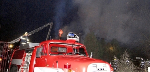 Na místě zasahovali hasiči, kteří museli rozebrat ohořelou konstrukci vagonu (ilustrační foto). .