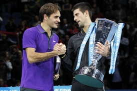 Novak Djokovič (vpravo) s poraženým Rogerem Federerem.