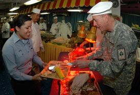 Generál Petraeus servíruje svým podřízeným jídlo na Den díkůvzdání na letadlovce Nimitz (2009).