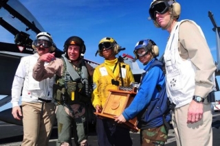 Generál Petraeus na letadlové lodi Nimitz (druhý zleva).