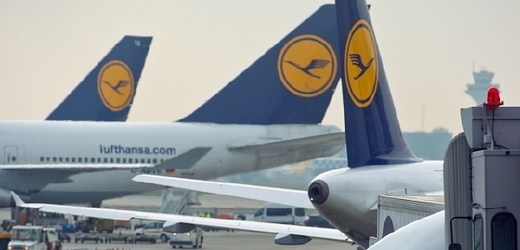 Pokud by se Lufthansa s palubním personálem na platech a pracovních podmínkách nedohodla, hrozila by vlna stávek (ilustrační foto). 