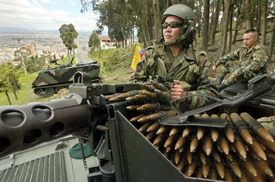 Kolubijská armády střeží jednu vstupní cestu do Bogoty.