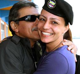 Tanja Nimeijerová se vítá po příletu do Havany se velitelem FARC Jesusem Santrichem.