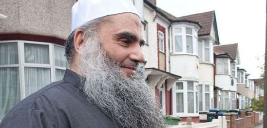 Muslimský terorista před svým domem ve Wembley.
