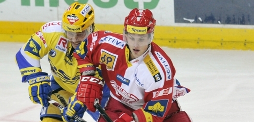 Hokejisté pražské Slavie mohou i nadále spoléhat na služby Vladimíra Sobotky, který tým posílil během výluky NHL ze St. Louis. 